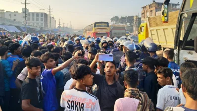 Aggrieved workers and police clash on the Dhaka-Mymensingh highway on Saturday, March 9, 2024. Photo: Dhaka Tribune