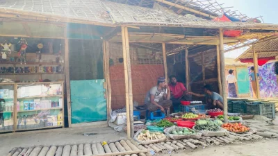 The image shows a vegetable shop at a Rohingya camp. Photo: SK Sharifuddin Ahad/Dhaka Tribune