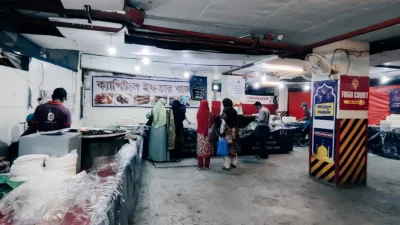 Customers are seen buying iftar items from Capital Iftar Bazar in Bailey road in Dhaka. Photo: Nawaz Farhin Antara/Dhaka Tribune