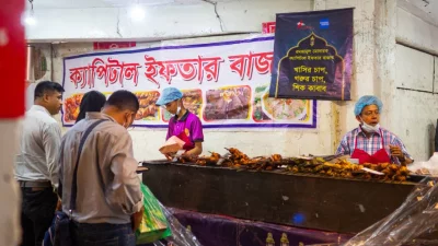 Customers are seen buying iftar items from Capital Iftar Bazar in Bailey road in Dhaka. Photo: Nawaz Farhin Antara/Dhaka Tribune