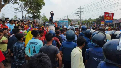 Workers of Gulshan Spinning Mill stage a protest by blocking the Dhaka-Mymensingh highway in Sreepur, Gazipur, on Thursday, March 28, 2024. Photo: Dhaka Tribune