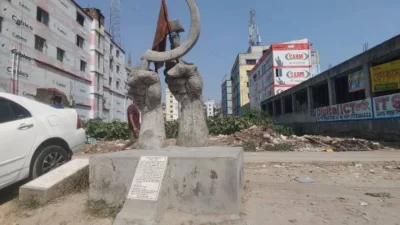 A monument built by labour organizations in front of the ruins of Rana Plaza in memory of the dead workers on May 24, 2013 stands as a symbol of protest. Photo: Dhaka Tribune 