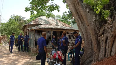 Police raid an area to arrest the accused involved in killing two construction workers in Faridpur on Tuesday, April 23, 2024. Photo: Dhaka Tribune