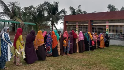 People queue up to cast their votes at a polling centre in Tangail in the first phase of the sixth upazila parishad elections on Wednesday, May 8, 2024. Photo: Dhaka Tribune