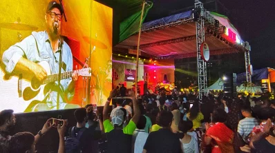 The audience enjoying Anjan Dutt’s performance on a big screen at a concert titled Anjan Dutt Metropolis Volume 2.0 in Dhaka on Saturday, May 11, 2024. Photo: Shariar Ibrahim/ Dhaka tribune