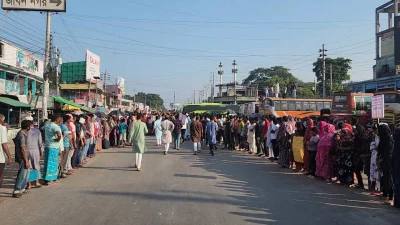 The image shows the human chain in Kaliganj of Jhenaidah on Friday, May 24, 2024. Photo: Dhaka Tribune