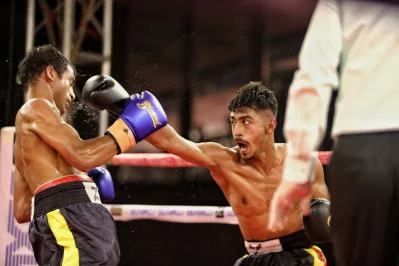 Utshob started off cool headed before bringing down Mazhar on the floor after successive punches and crosses within 2 minutes of the opening round Photo: Ahadul Karim Khan/Dhaka Tribune