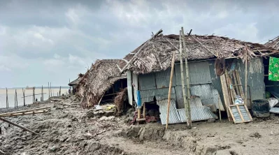 Cyclone Remal wreaks havoc on the banks of the Pashur River in Mongla, Satkhira recently. Photo: Ali Asif Shawon/Dhaka Tribune