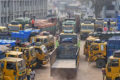 Loading and unloading at Sonamasjid land port. Photo: Mahmud Hossain Opu/Dhaka Tribune