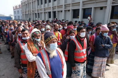 Workers at Sonamasjid land port