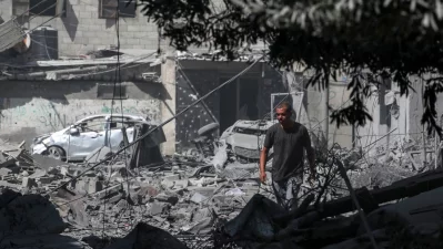 A Palestinian inspects the debris to buildings following an operation by the Israeli Special Forces in the Nuseirat camp, in the central Gaza Strip on June 8, 2024, Photo: AFP