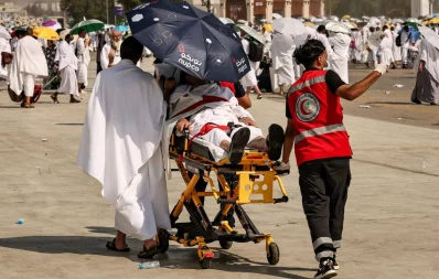 Medical team members evacuate a Muslim pilgrim, affected by the soarching heat, at the base of Mount Arafat, also known as Jabal al-Rahma or Mount of Mercy, during the annual hajj pilgrimage on June 15, 2024. Photo: AFP