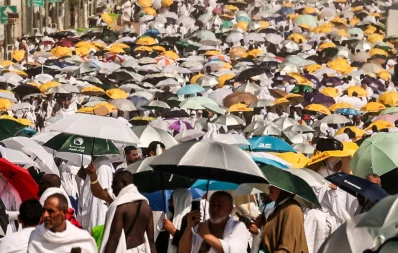 Muslim pilgrims use umbrellas to shade themselves from the sun as they arrive at the base of Mount Arafat, also known as Jabal al-Rahma or Mount of Mercy, during the annual hajj pilgrimage on June 15, 2024. Photo: AFP