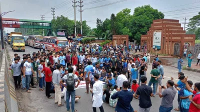The protesting students of Jahangirnagar University block Dhaka-Aricha highway on Monday, July 1, 2024. Photo: Dhaka Tribune