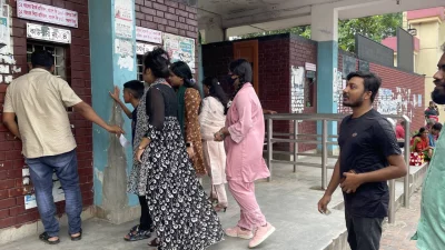 Visitors are buying tickets to the National Botanical Garden in Mirpur on Friday, July 5, 2024. Photo: Muhammad Ibrahim Mojid/ Dhaka Tribune
