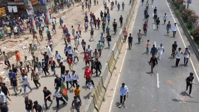 Quota reform students and police protest in the Savar Bazar bus stand area on Thursday, July 18, 2024. Photo: Dhaka Tribune