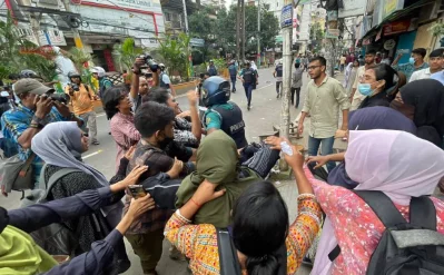 The image shows the protesting students attacking a policeman in Chittagong on Monday, July 29, 2024. Photo: Dhaka Tribune