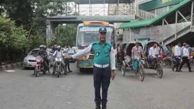 A traffic police is seen controlling traffic in Dhaka on Monday, August 11, 2024. Photo: Ahadul Karim Khan/Dhaka Tribune