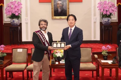 Lai Ching-te, President of the Republic of China, is handing out a gift (traditional tea box) to Rezwan. Photo: The Office of the President in Taiwan