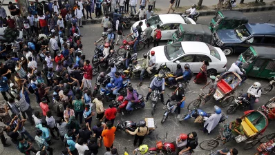 Vehicles are stuck as students from seven colleges affiliated with Dhaka University block the Science Lab intersection demanding an independent university for their institutions on Wednesday, October 30, 2024. Photo: Mehedi Hasan/Dhaka Tribune