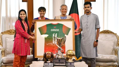 Chief Adviser Professor Dr Muhammad Yunus with the Bangladesh women`s football team at the State Guest House Jamuna on Saturday, November 2, 2024. Photo: Chief Adviser&rsquo;s&nbsp;Press&nbsp;Wing