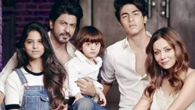 Shah Rukh Khan alongside his family. Photo: Collected