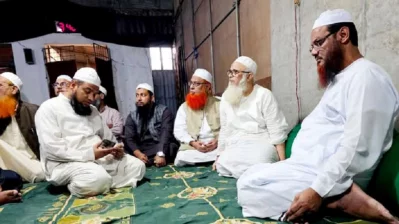 Mufti Faizul Karim discusses about Tabligh conflict in Kakrail Markaz Mosque. Photo: Bangla Tribune