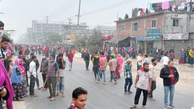 Workers protest for Beximco factory reopenings, blocking the Chandra-Nabinagar highway in Gazipur on Saturday, December 21, 2024. Photo: Dhaka Tribune