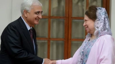 Khaleda Zia with the then-foreign minister of India, Salman Khurshid in Delhi on October, 2012. Photo: Bangla Tribune