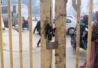 A padlock hangs on the gate of Jagannath University as students shut down the campus in protest. Photo: Dhaka Tribune