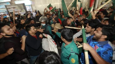 Tensions boil over into violence in front of the National Curriculum and Textbook Board (NCTB) building in Dhaka’s Motijheel area on Wednesday, January 15, 2025. Photo: Dhaka Tribune
