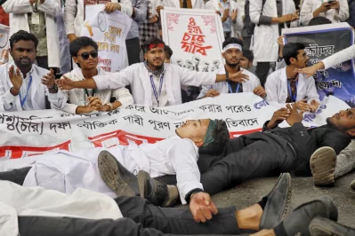 A group of workers, unable to travel to Malaysia despite securing calling visas, stage a protest by blocking a portion of the road in the capital’s Kawran Bazar area on Wednesday, January 22, 2025. Photo: Ahadul Karim Khan/Dhaka Tribune