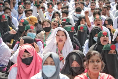 Protesters blocked Shahbagh intersection demanding job recruitment resumption. Photo: Ahadul Karim Khan/ Dhaka Tribune
