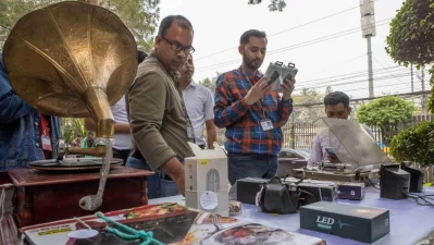 Brac employees exploring a diverse range of items, from vintage collectibles to modern gadgets, at the Declutter Fair held at Brac Centre Plaza, on Wednesday and Thursday, February 12–13, 2025. Photo: Courtesy
