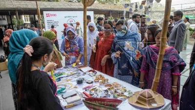 Female Brac employees browsing handicraft goods and wedding accessories at the Declutter Fair, held at Brac Centre Plaza, on Wednesday and Thursday, February 12–13, 2025. Photo: Courtesy