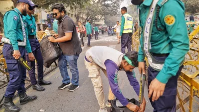 Security measures have been heightened around the Central Shaheed Minar. Photo: Ahadul Karim Khan/Dhaka Tribune