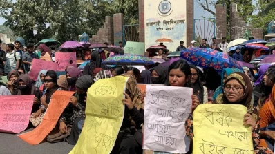 Rajshahi University students protest holding banners and placards. Photo: Bangla Tribune