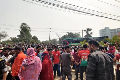 Golden Refit Garment Ltd workers blocked the Dhaka Mymensingh Highway for four and a half hours. Photo: Dhaka Tribune