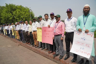 A human chain organized by TIB in front of the National Parliament at Manik Mia Avenue in the capital on Sunday, March 16, 2025. Photo: Dhaka Tribune