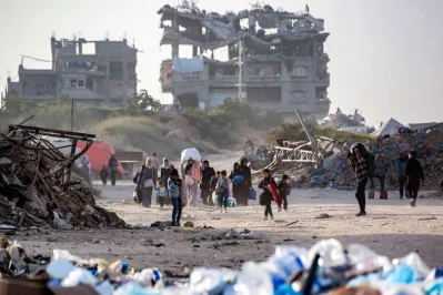 People displaced by conflict and fleeing from Beit Hanun in the northern Gaza Strip arrive carrying their belongings in Gaza City on March 18, 2025. Photo: AFP