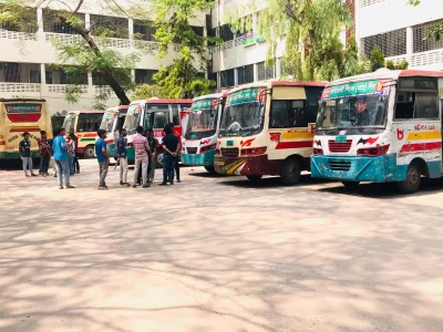 JnU students detain 10 buses in protest against assault on peer. Photo: Dhaka Tribune