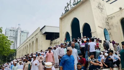 Heightened security at Baitul Mukarram before Jummah prayers. Photo: Emdad Eamin/Dhaka Tribune