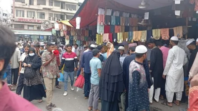 People from all walks of life are busy shopping. Photo: Bangla Tribune