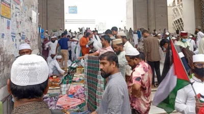 Everyone is busy with Eid shopping. Photo: Bangla Tribune