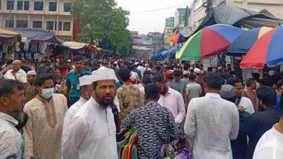 There is no space to step on the footpaths now. Photo: Bangla Tribune