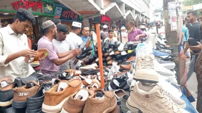 Crowd at the shoe store. Photo: Bangla Tribune