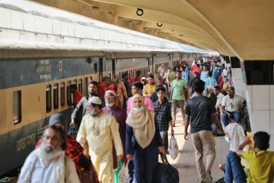 Passenger numbers rise at Kamalapur Railway Station as Eid approaches, with 69 trains scheduled for departure on Wednesday, March 26, 2025. Photo: Ahadul Karim Khan/Dhaka Tribune