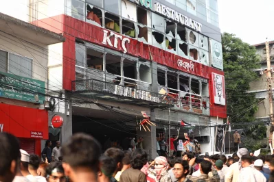 Following the march, the demonstrators targeted the KFC, which is Israeli owned, by throwing bricks and damaging its glass facade on April 7, 2025. Photo: Dhaka Tribune