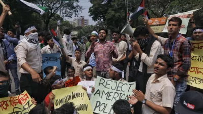 Hundreds of students stage a protest at TSC, denouncing the Israeli assault on Palestine and calling for justice and peace. Photo: Ahadul Karim Khan/Dhaka Tribune