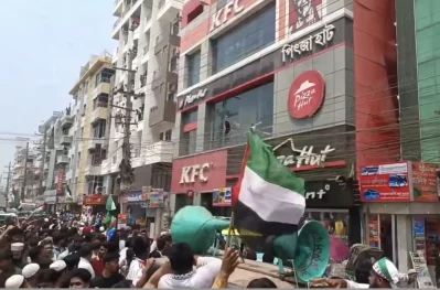 Following the march, the demonstrators targeted the KFC and Pizza Hut, which is Israeli owned, by throwing bricks and damaging its glass facade on April 7, 2025. Photo: Screenshot from video